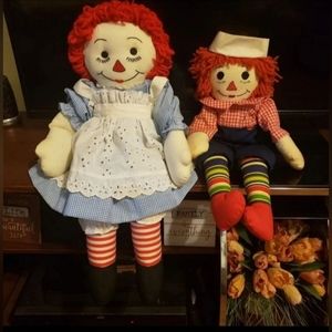 Raggedy ann and andy dolls.